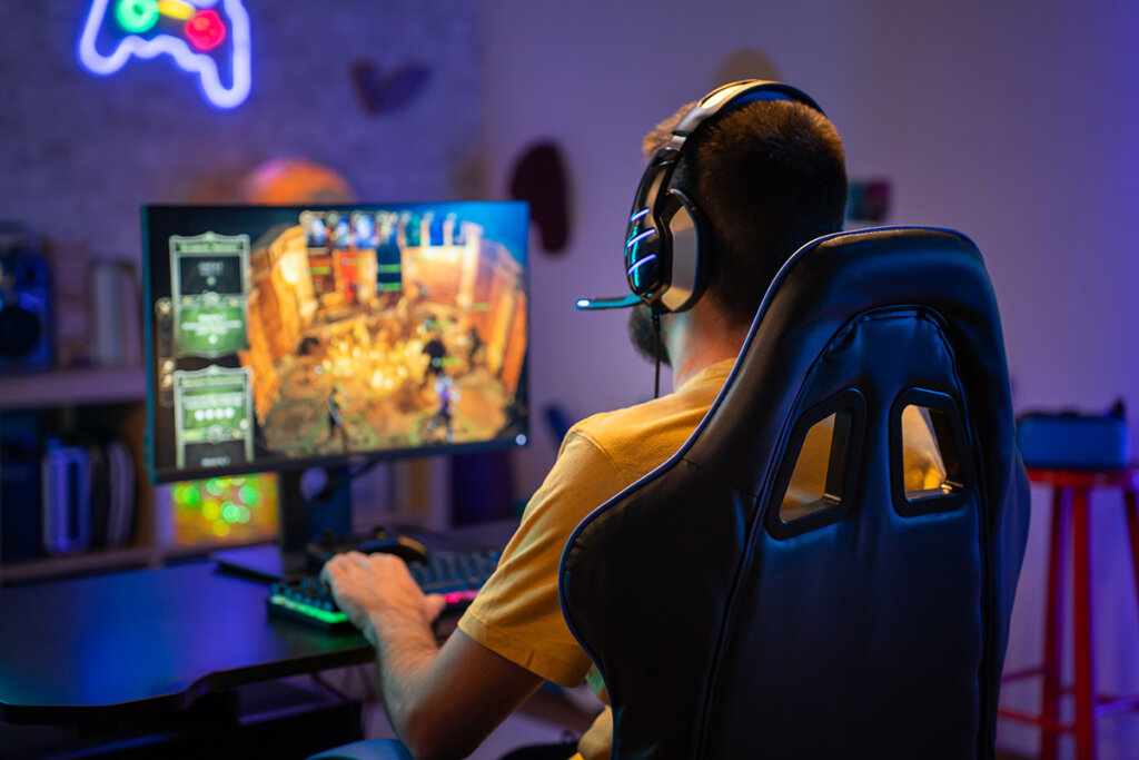 spelaren spelar på datorn