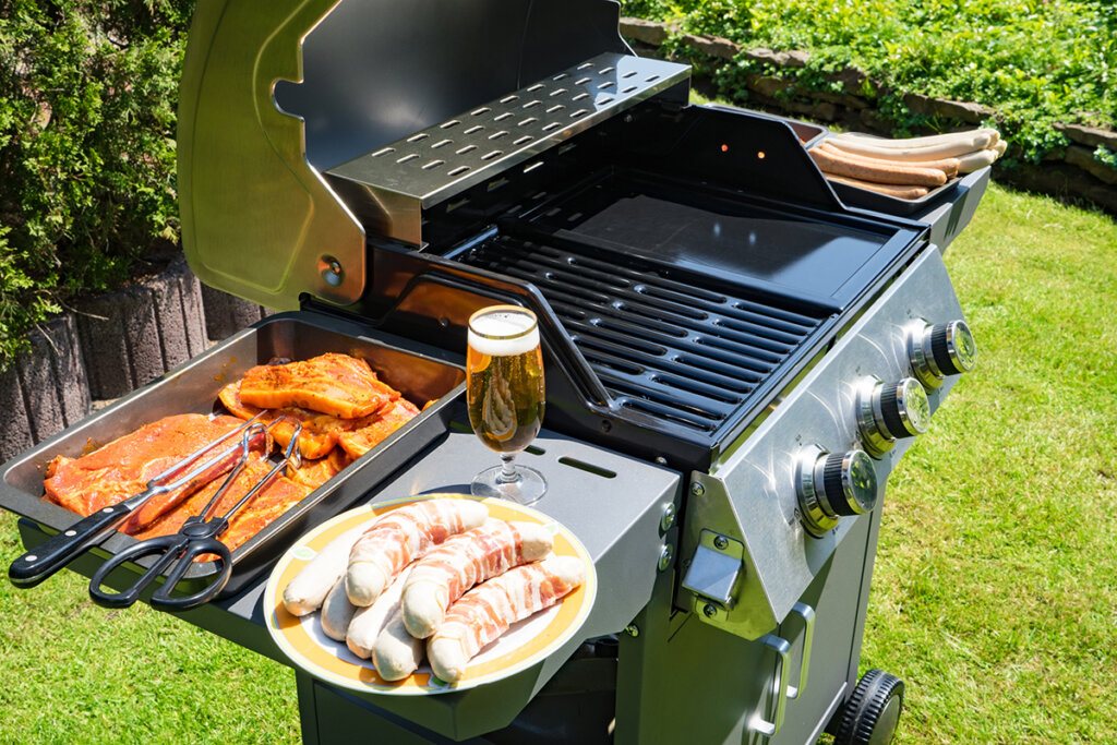 sidovy av en grill i trädgården