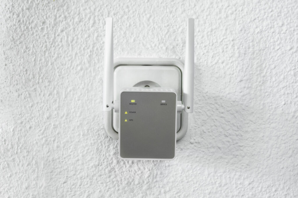 Wifi router Repeater i uttag pao vit vaegg