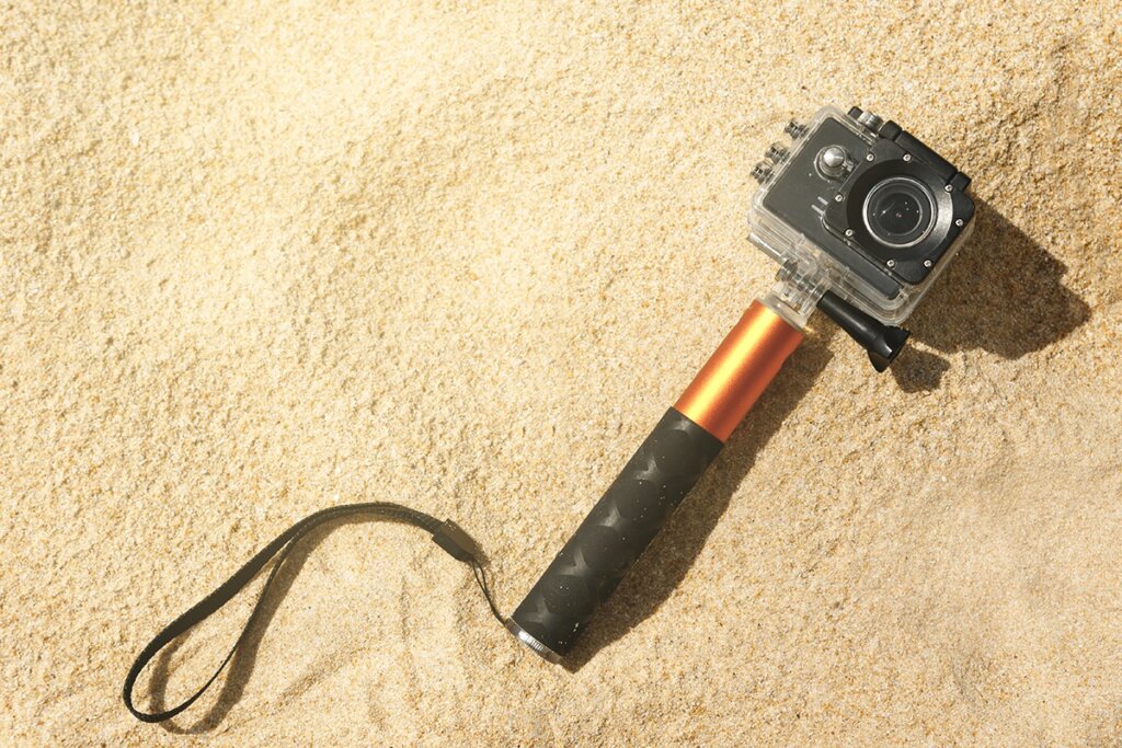 med staong ligger i sand