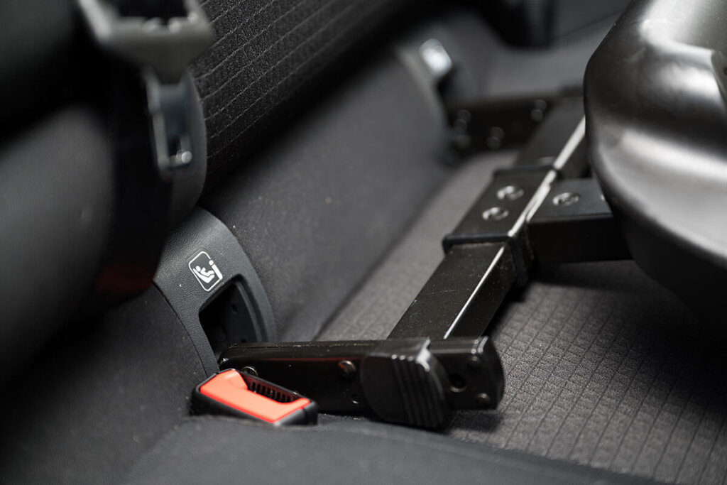 Isofix-krokarna skjuts in i motsvarande hållare på bilens baksäte.