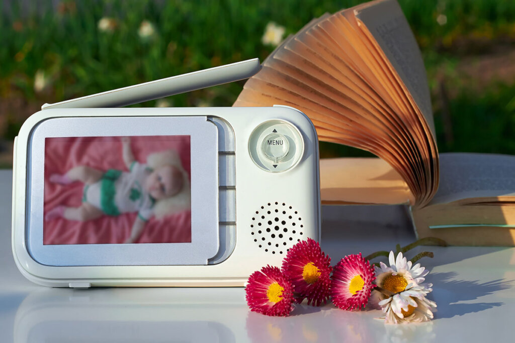 baby_monitor_på_trädgårdsbord_med_bok