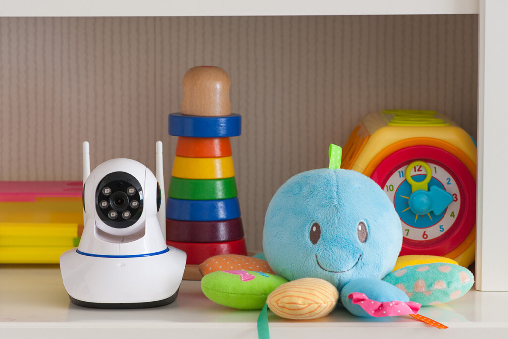 Babyphone-kamera på en hylla med leksaker