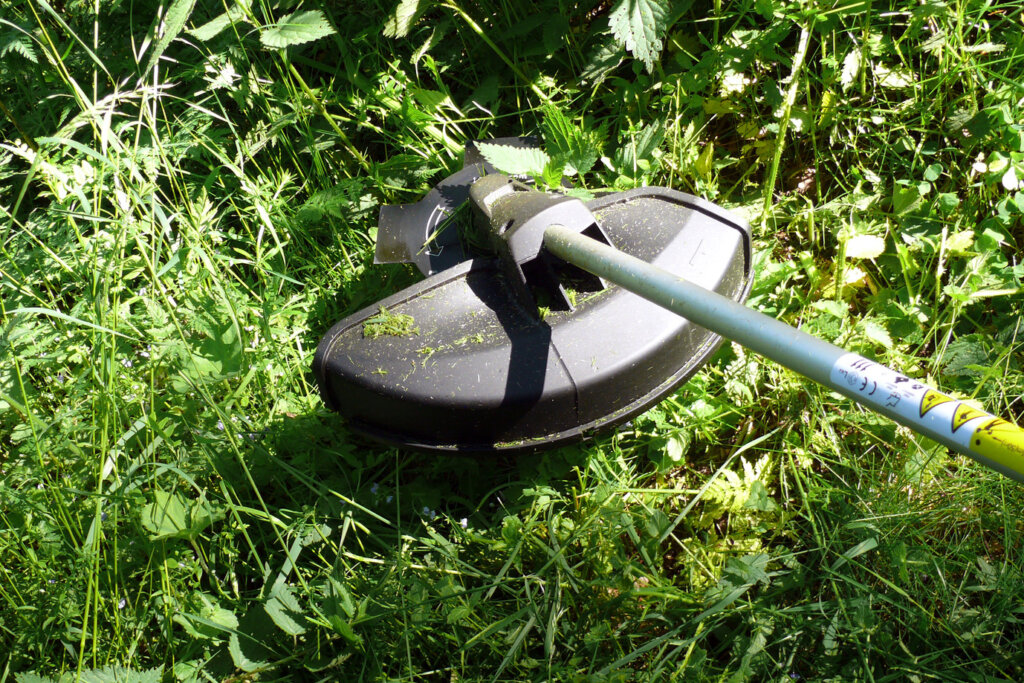 Sladdlös grästrimmer i högt gräs