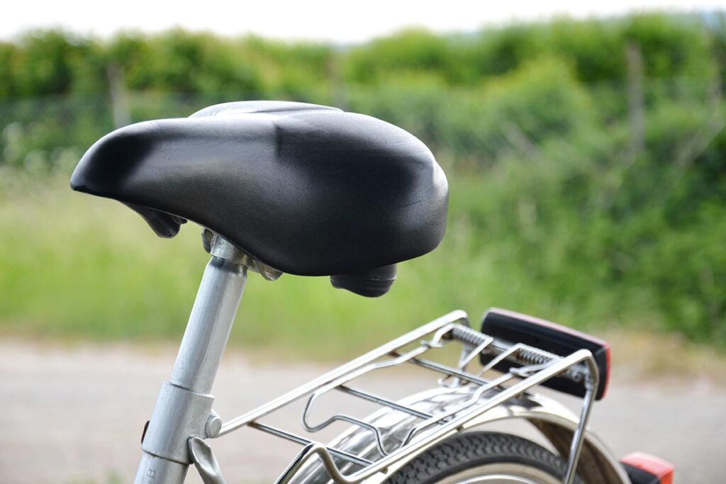 svart sadel på en silverfärgad cykel utomhus