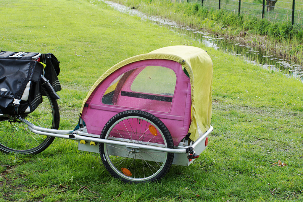 rosa cykel släpvagn