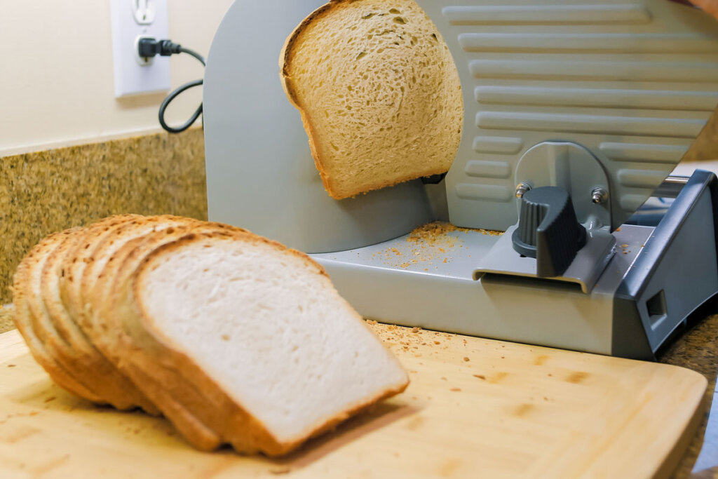 kompakt brödskivare med skivat bröd