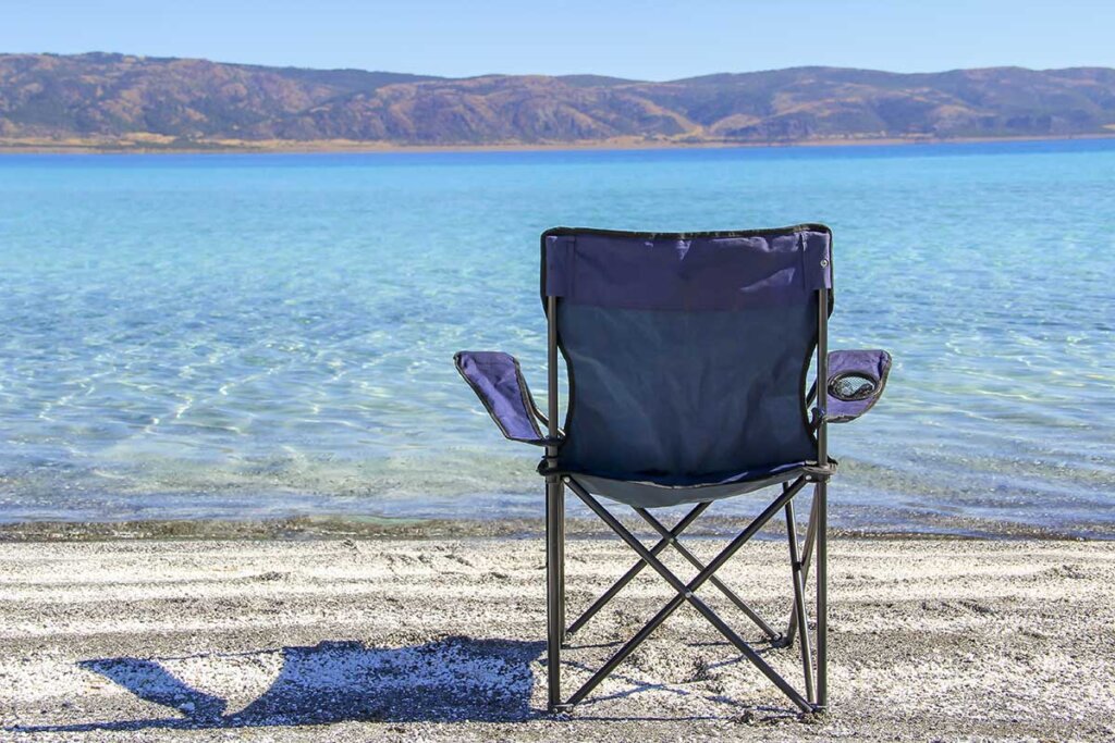 blå campingstol på stranden