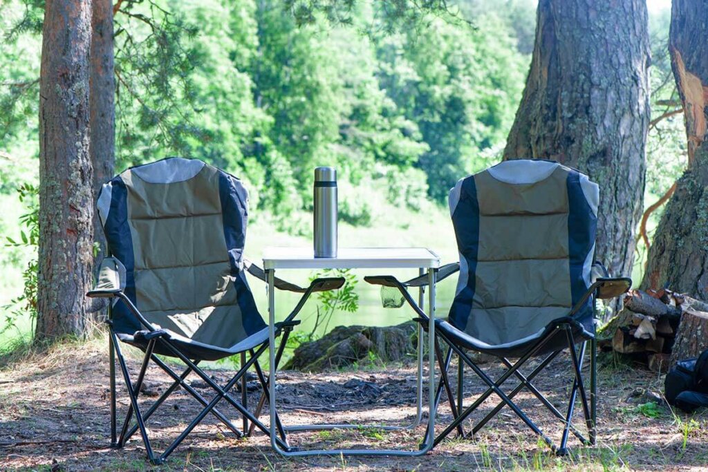 campingstolar med högt ryggstöd i skogen