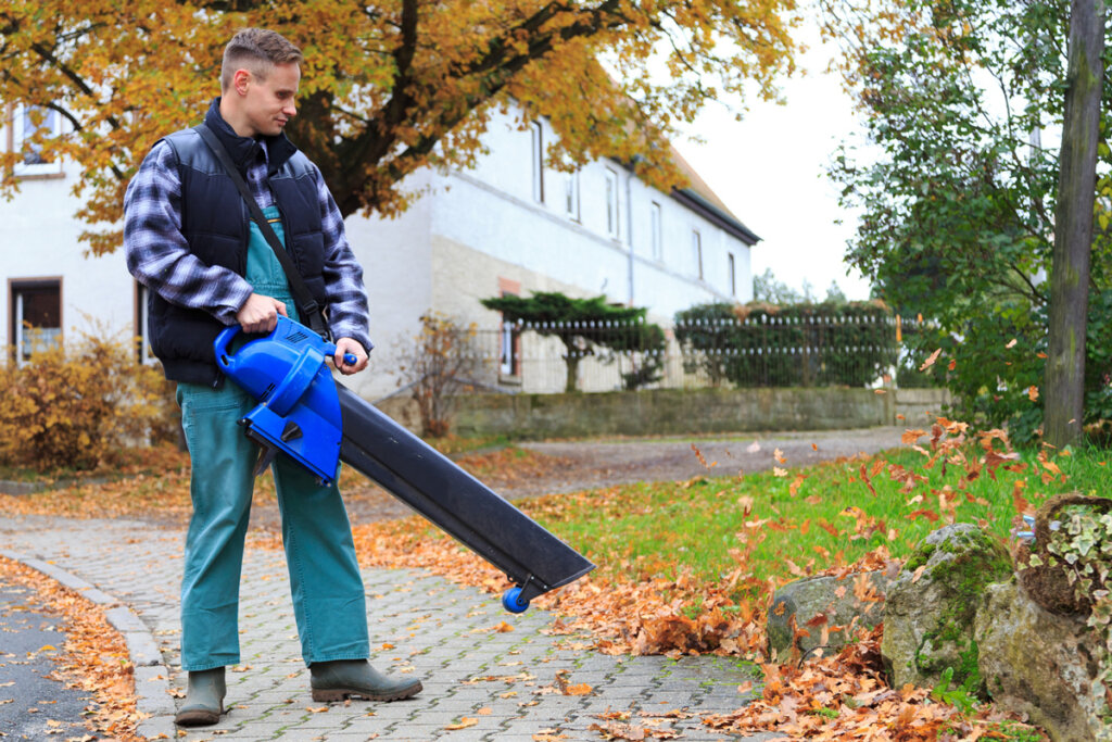 Man som blåser trottoar