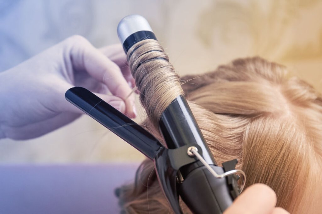 användning av locktång på blont hår