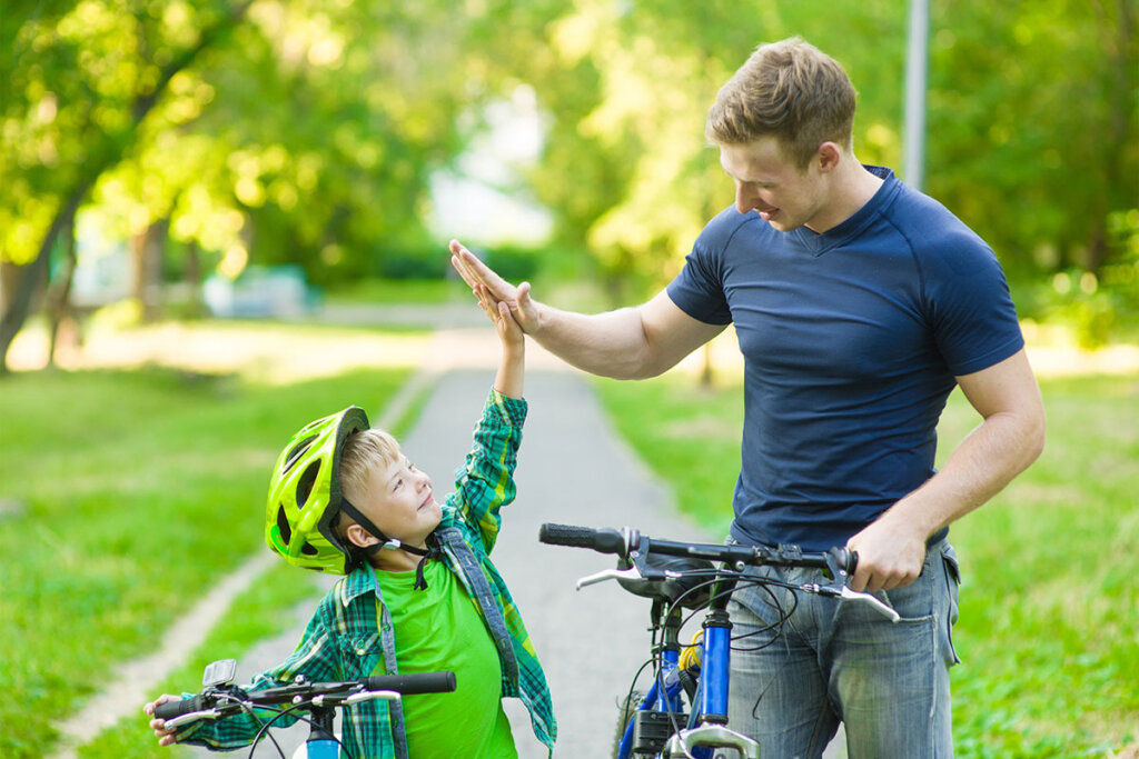 Far och son redo att cykla
