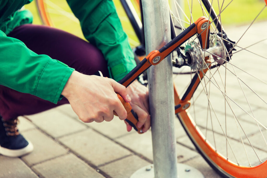 man reparerar sin cykel