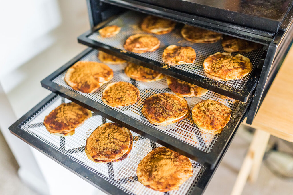 Dehydrator med äpplen och kanel