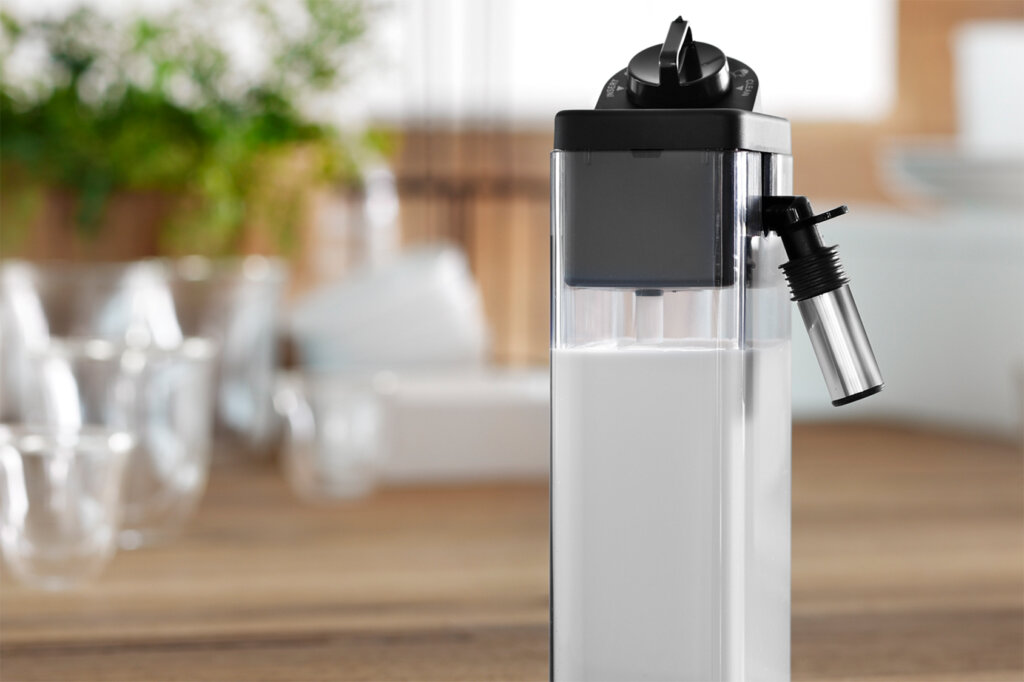 Mjölkbehållare i en automatisk kaffebryggare