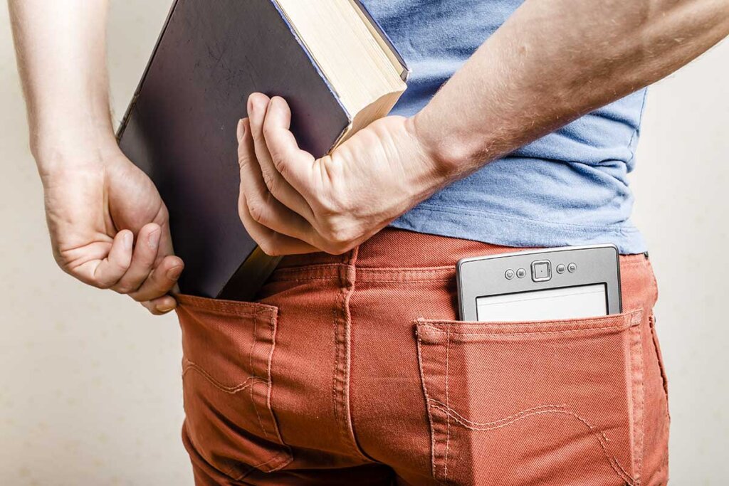 ebook reader man har en bok i fickan bok i den andra boken