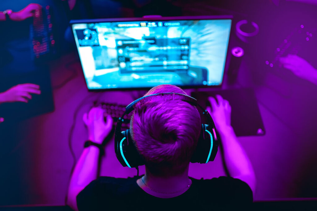 Man som spelar på en speluppsättning