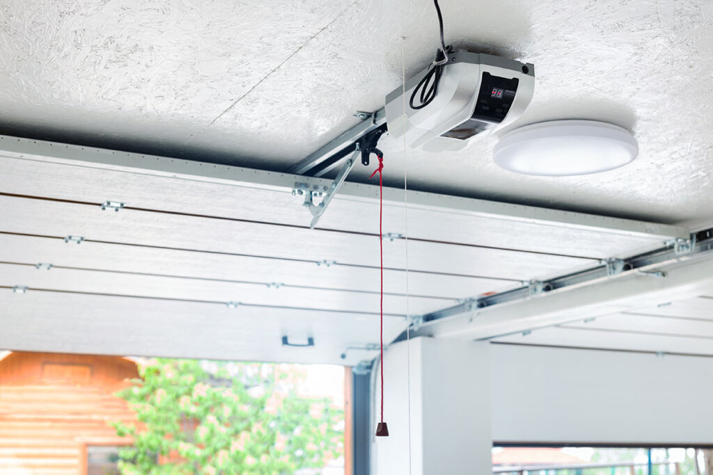 Garagedörröppnare med öppen dörr