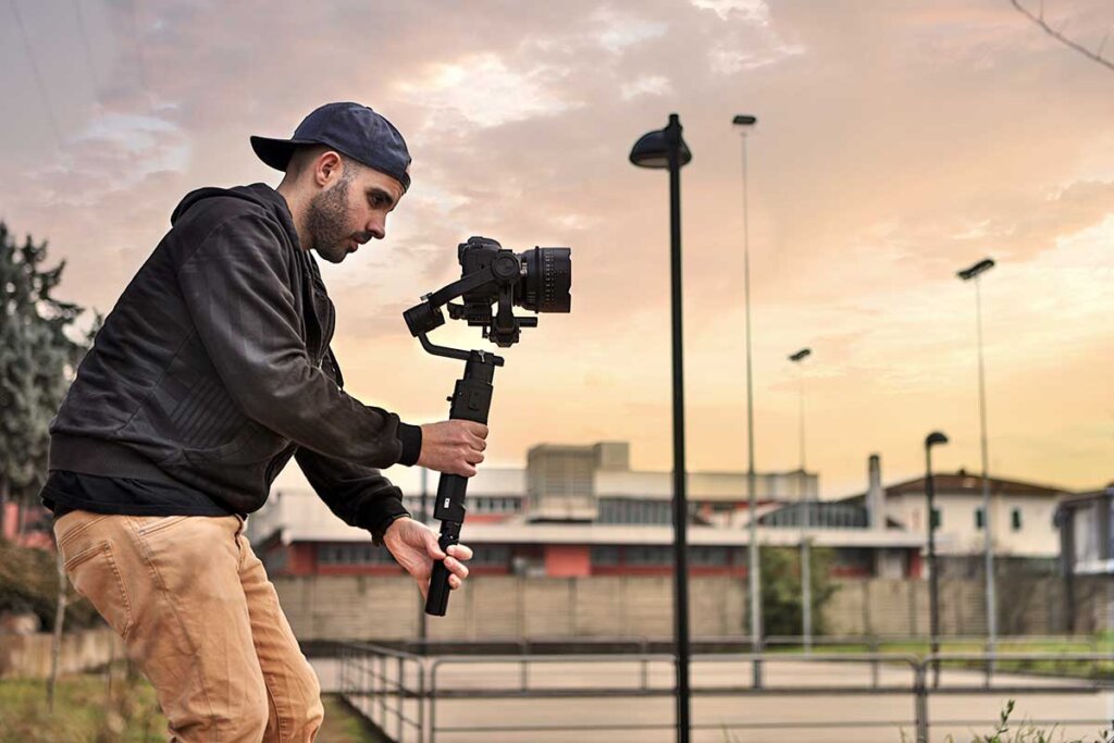 Man som håller gimbal