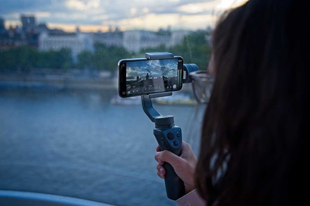Kvinna som håller gimbal