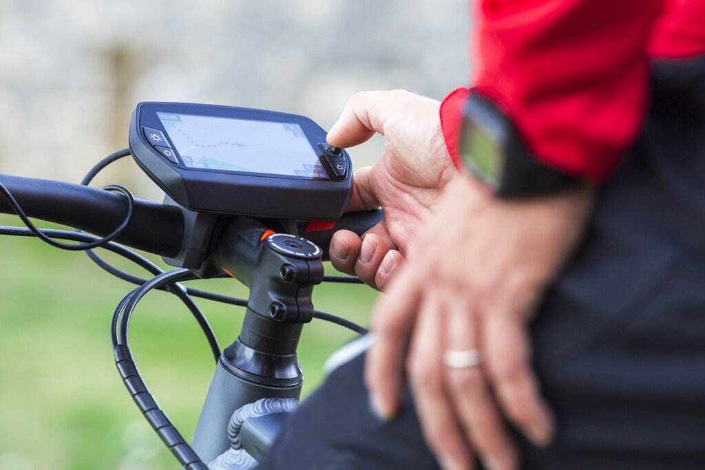 navigationsutrustning närbild av navigator på styret med cyklist