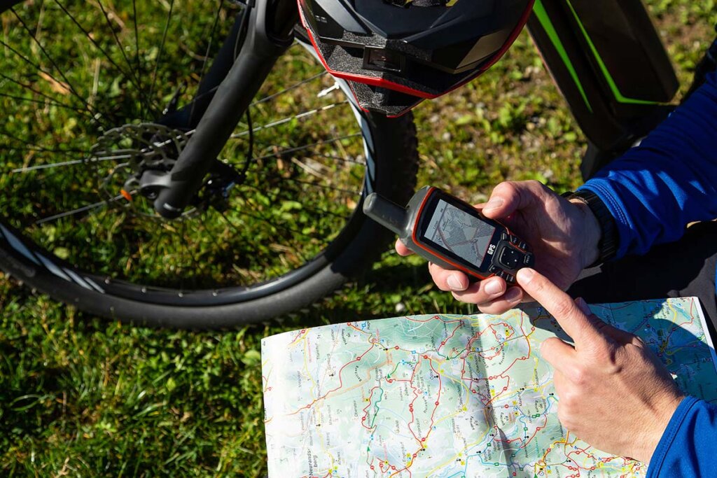 Man använder navigationssystem