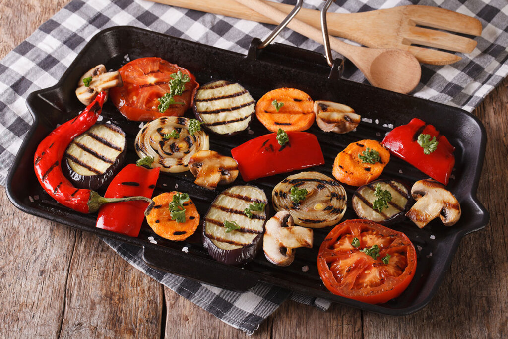 grillade grönsaker i en grillpanna
