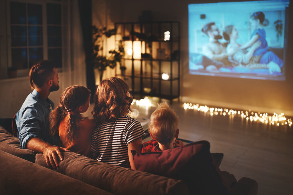 filmkvaell med familjen