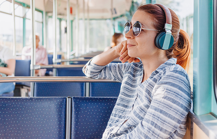 woman_listening_to_music_on_public_transport