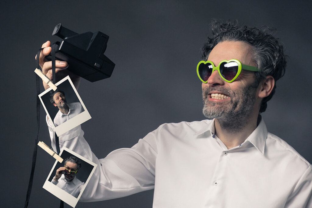 man med snabbkamera tar selfies