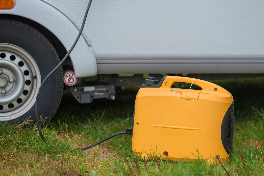 Generator som står framför husvagnen