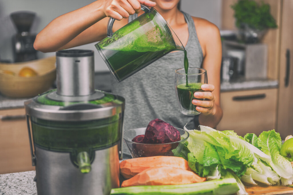kvinna fyller glas med juice