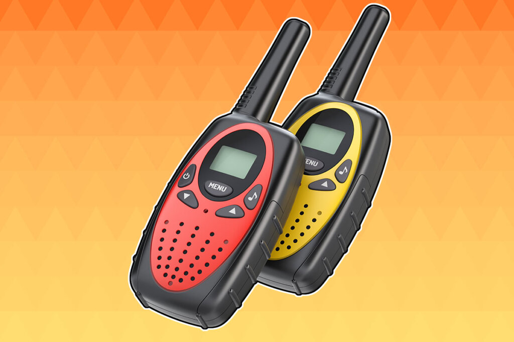 två walkie-talkies utomhus