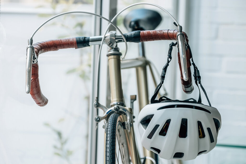 Cykelhjälm på styret på en landsvägscykel