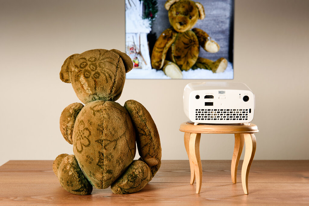 Nalle framför skärmen bredvid beamern