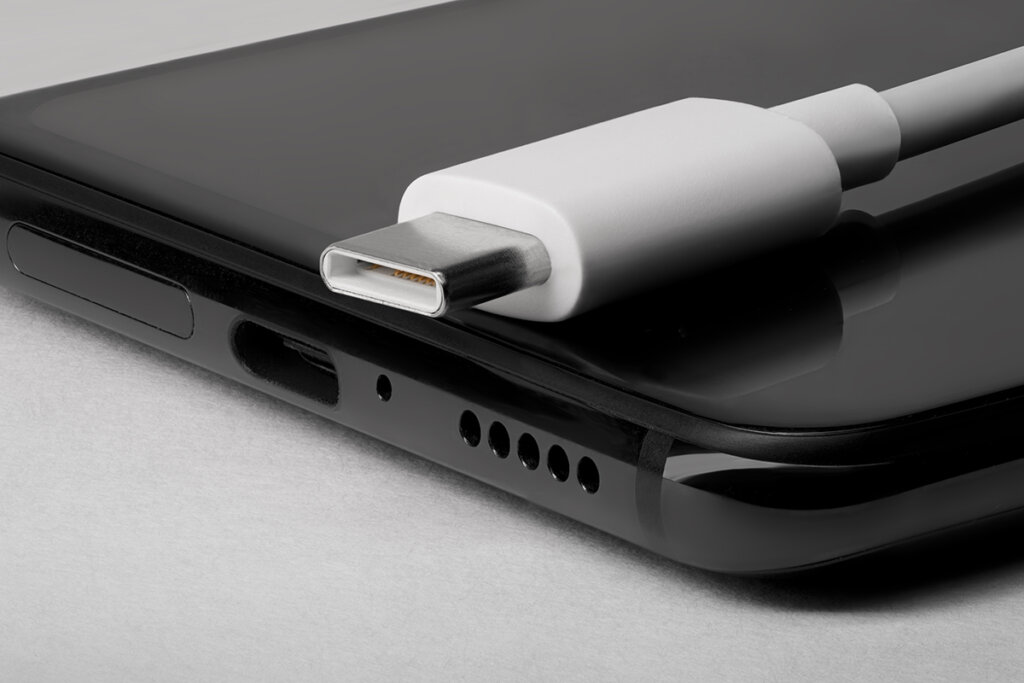 smartphone-botten med usb-c-laddningsport och tillhörande kabel.