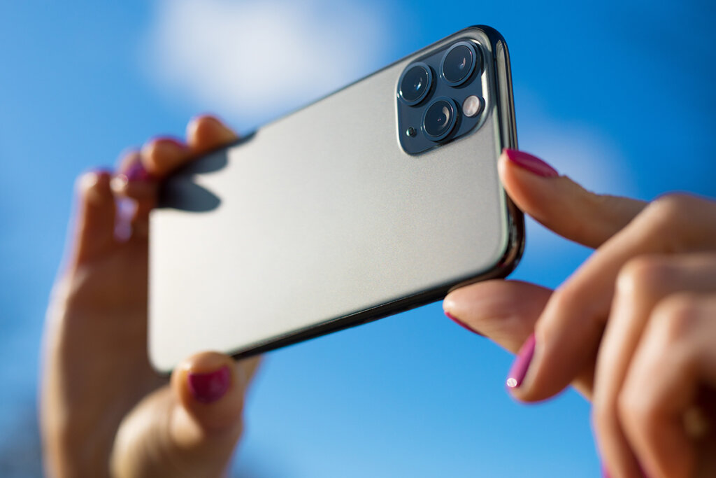 baksidan av en smartphone med flera kameralinser