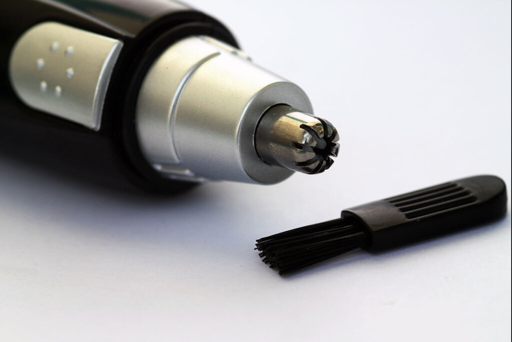 Trimmer för näshår med rengöringsborste