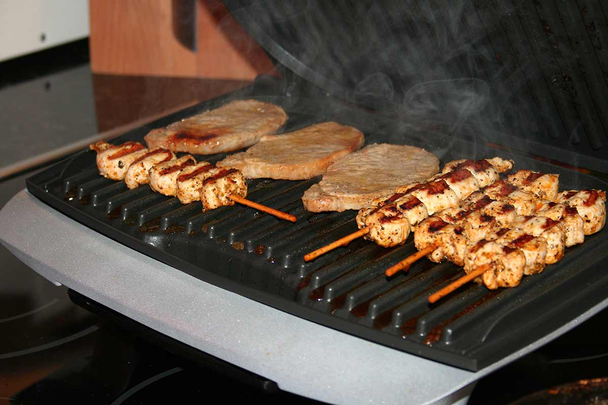 panini grill koett skivor och spett pa grill