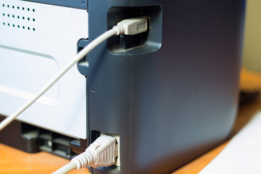 baksidan av skrivaren med synlig ström- och lan-kabel
