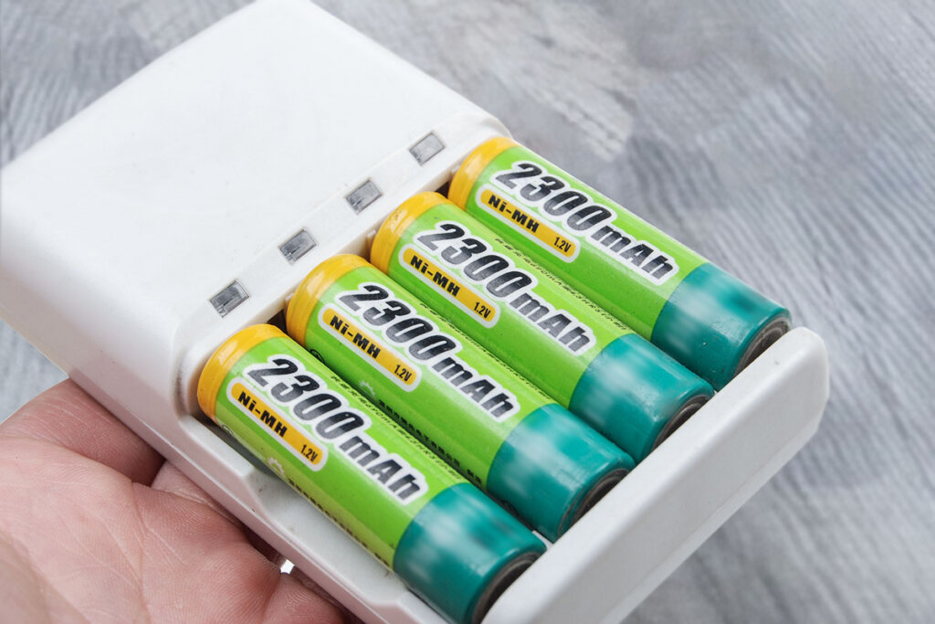 Enkel laddare med batterier
