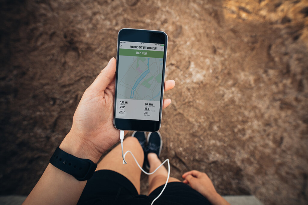 Joggare tittar på smartphone för att orientera sig