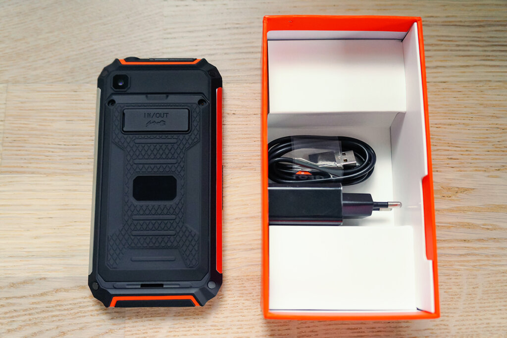 Uppackad smartphone bredvid förpackningen