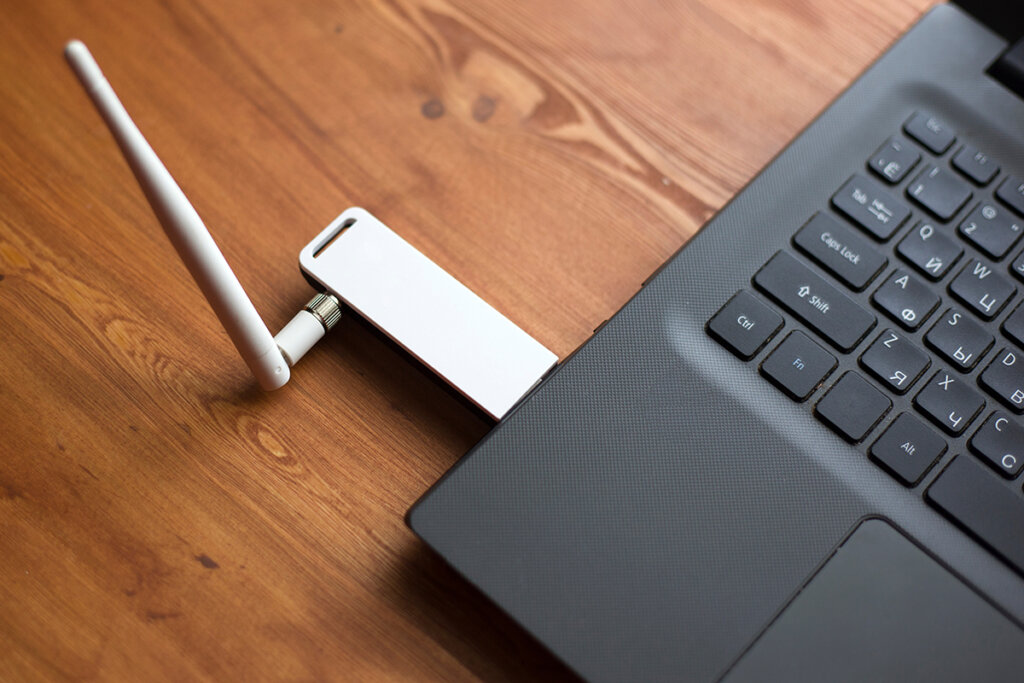 Bärbar dator med ansluten WLAN-sticka med extern antenn